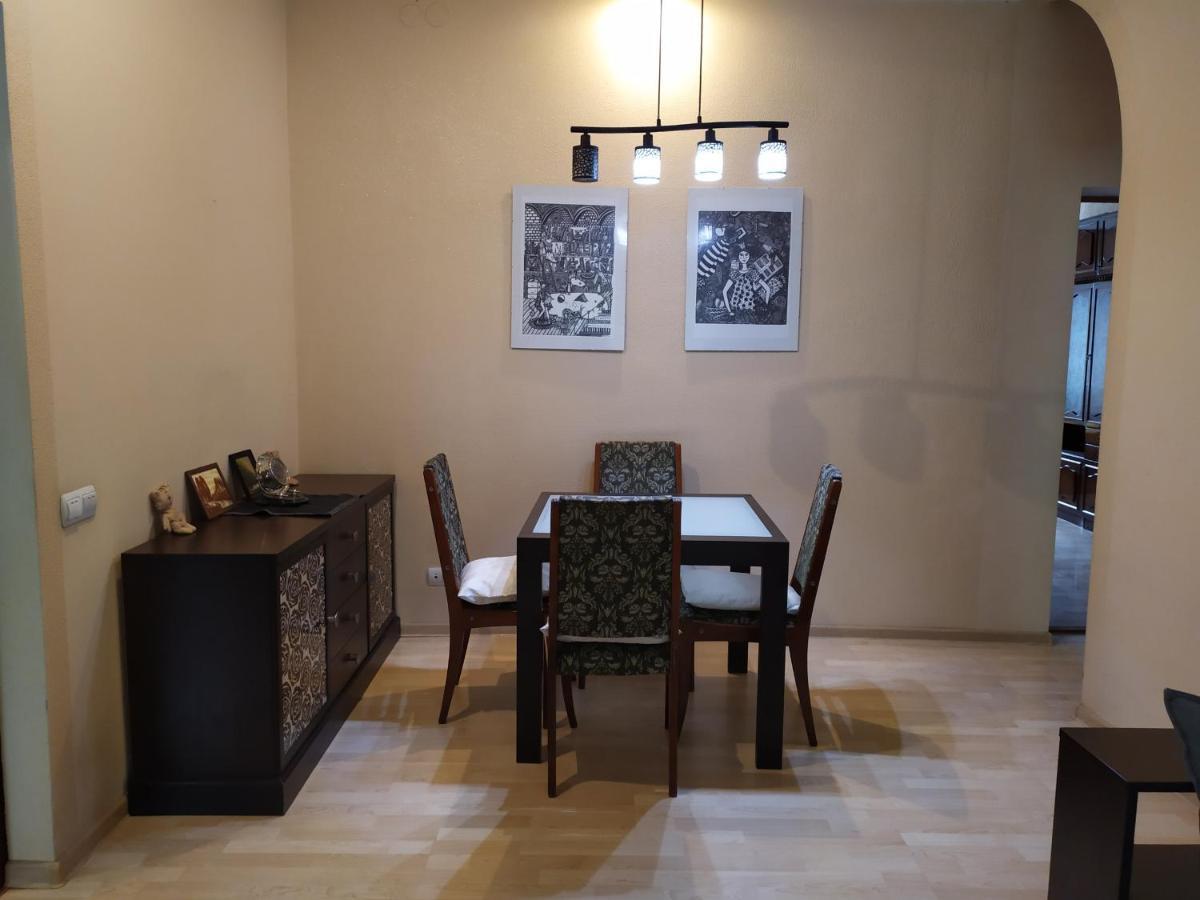 Three Bedroom Stepana Bandery Street روفنو الغرفة الصورة